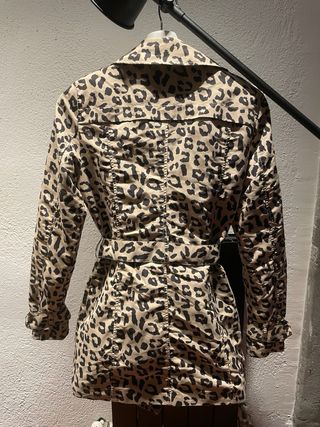 Gabardina leopardo