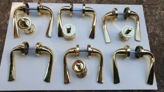 Manijas de puerta doradas