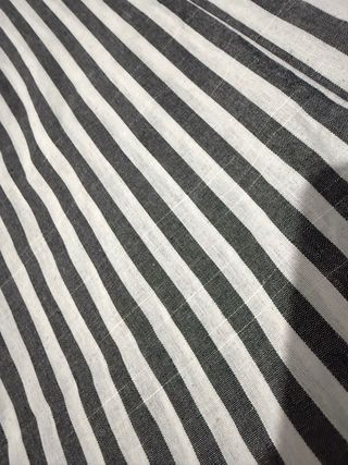 Ropa a rayas gris y blanco