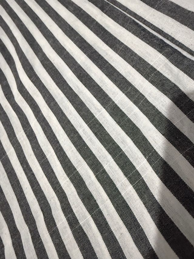 Ropa a rayas gris y blanco