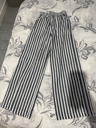 Ropa a rayas gris y blanco