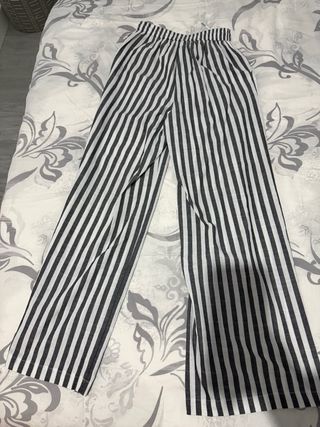 Ropa a rayas gris y blanco