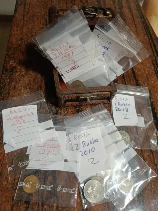 Lote de monedas antiguas en un precioso cofre