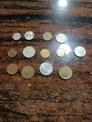 Lote de monedas antiguas en un precioso cofre