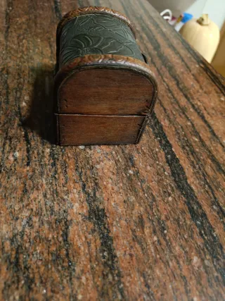 Lote de monedas antiguas en un precioso cofre