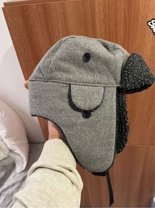 Gorro de invierno gris con orejeras