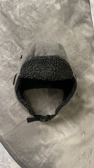 Gorro de invierno gris con orejeras