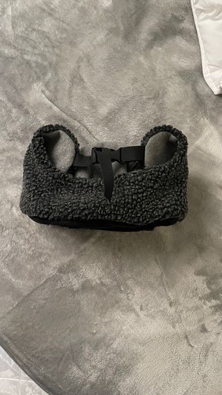 Gorro de invierno gris con orejeras