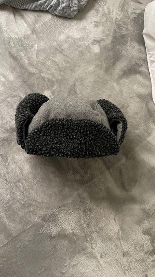 Gorro de invierno gris con orejeras