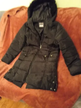 Abrigo negro acolchado con capucha talla 158