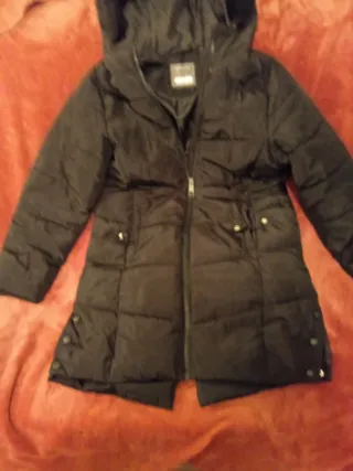 Abrigo negro acolchado con capucha talla 158