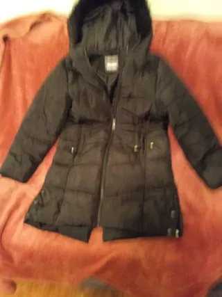 Abrigo negro acolchado con capucha talla 158