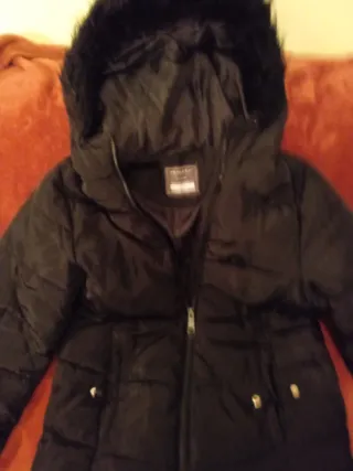 Abrigo negro acolchado con capucha talla 158