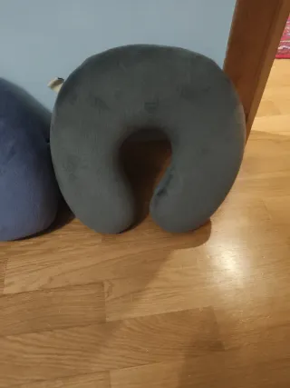 Almohadas de viaje grises y verde oliva