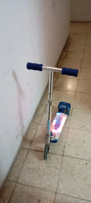 Patinete infantil con luces LED