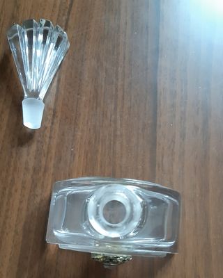 Flacone profumo vintage con decoro