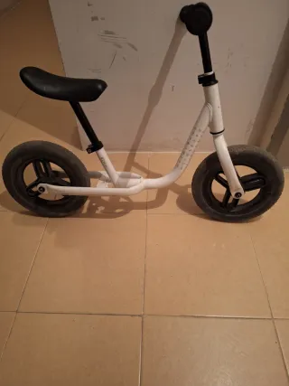 Bicicleta sin pedales blanca