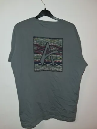 Camiseta gris con estampado geométrico