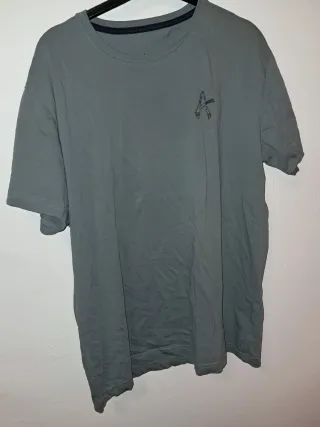 Camiseta gris con estampado geométrico