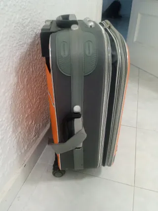 Maleta semi dura con ruedas naranja y gris