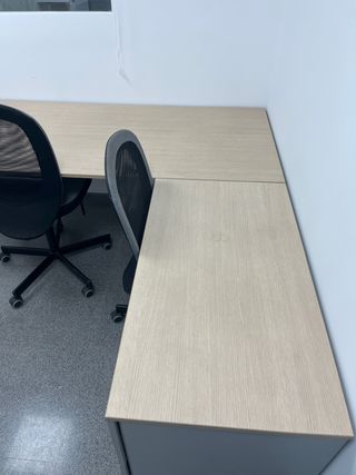 Tavolo ufficio a L con cassettiera
