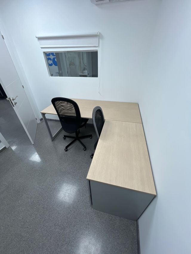 Mesa de escritório em L com gaveteiro