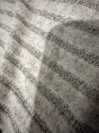 Ropa de punto gris y blanco