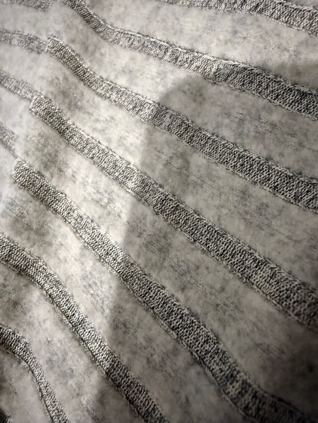 Ropa de punto gris y blanco