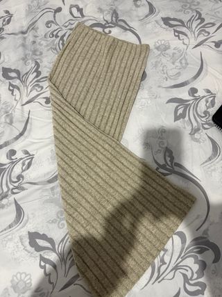 Ropa de punto gris y blanco