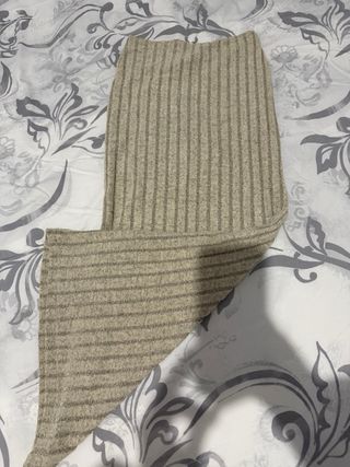 Ropa de punto gris y blanco