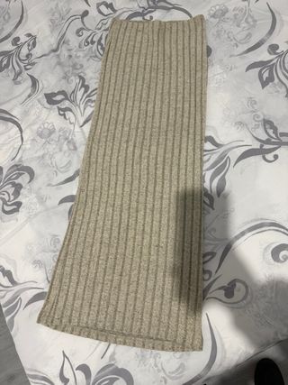 Ropa de punto gris y blanco