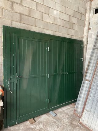 Puerta de aluminio verde ral 6009