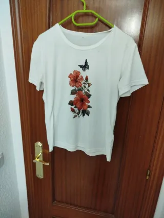 Camiseta blanca con flores y mariposa
