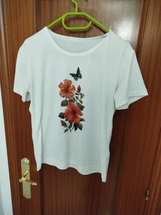 Camiseta blanca con flores y mariposa