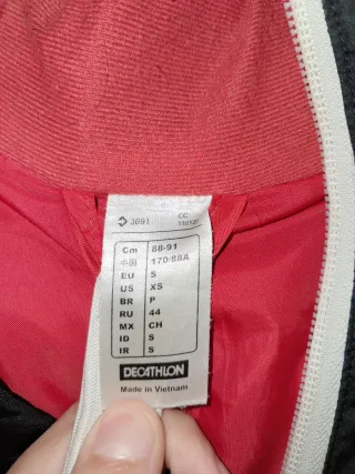 Chaqueta Quechua Negra y Roja