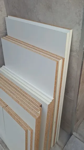 Baldas de madera blancas