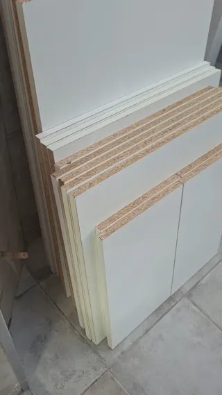 Baldas de madera blancas