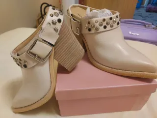 Zapatos Alma en Pena Beige con Tachuelas