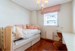 Scrivania doppia con cassettiera a 3 cassetti