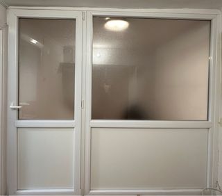 Puerta PVC con cristalera