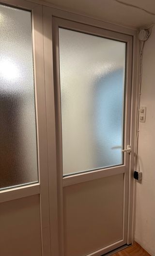 Puerta PVC con cristalera