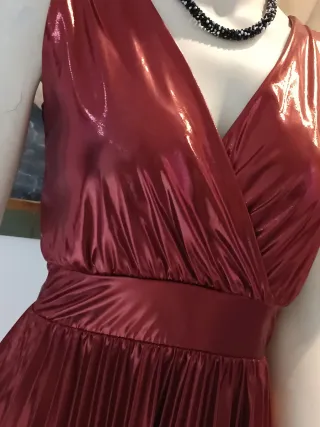 Abito lungo metallizzato rosso plissé