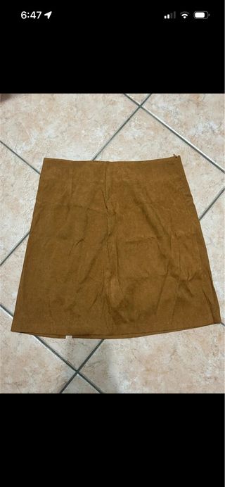 Gonna marrone con bottoni