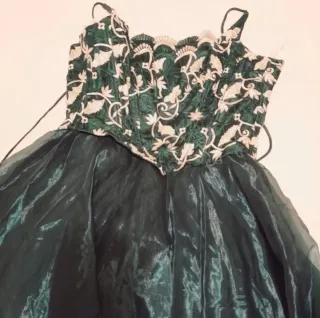 Vestido de fiesta verde con bordado