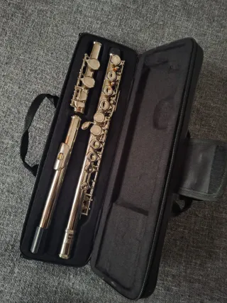 Flauta travesera con funda y guantes