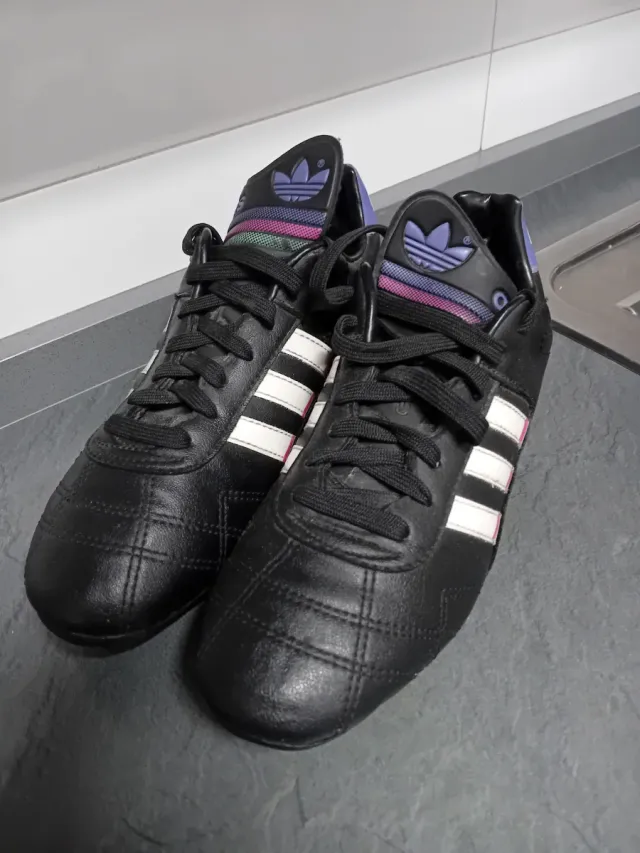 Botas de fútbol Adidas negras y multicolor
