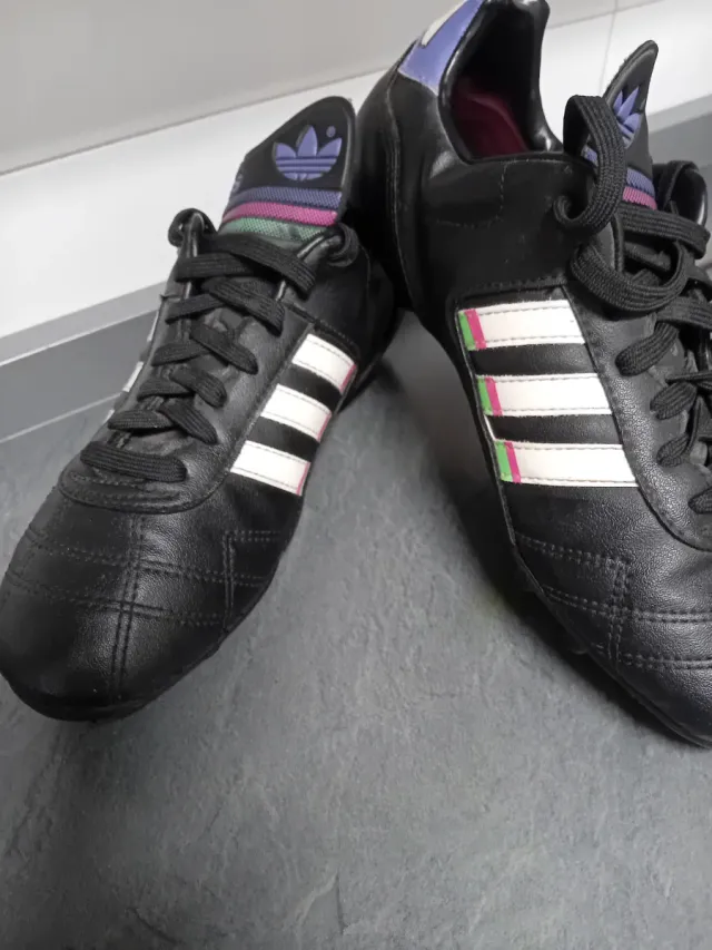 Botas de fútbol Adidas negras y multicolor