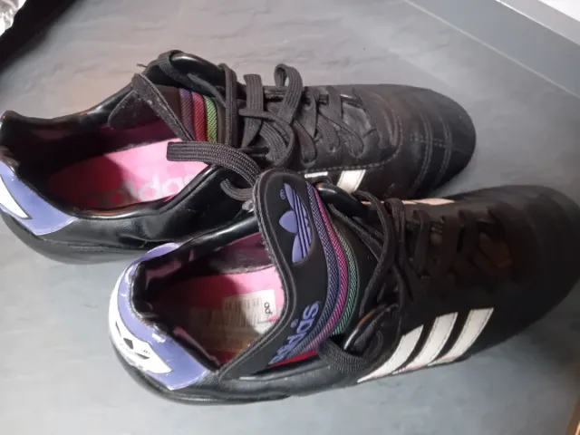 Botas de fútbol Adidas negras y multicolor