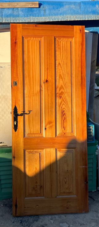 Puerta de madera maciza