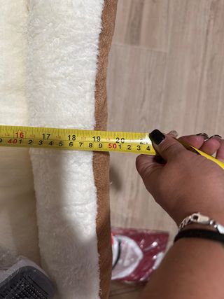 Cama para mascotas beige y marrón